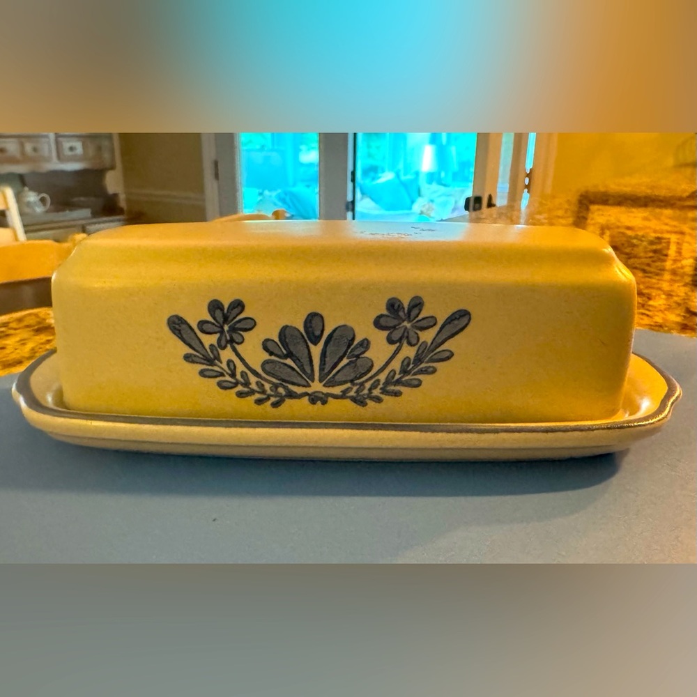 Vintage Pfaltzgraff Yorktowne White Butter Dish